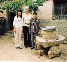 Zhang Li mit ihrer Mutter und Gisela Mahlmann